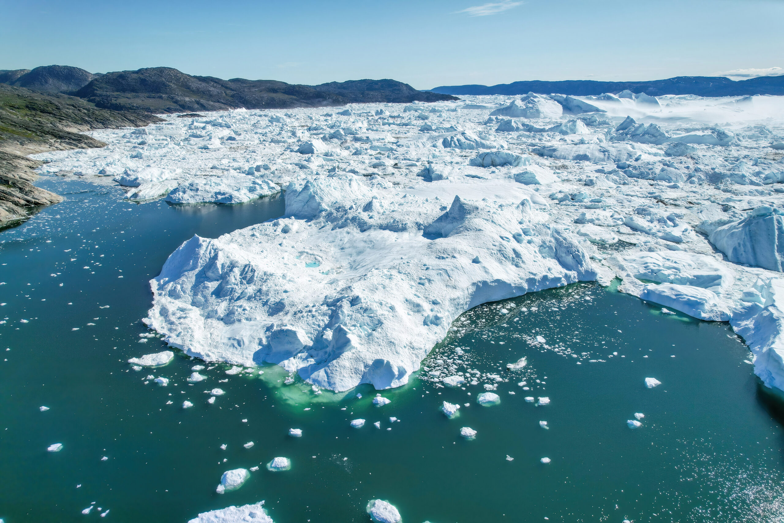 Vue aérienne du glacier Jakobshavn Isbræ dans la baie de Disko, au Groenland. ©Giles Laurent.