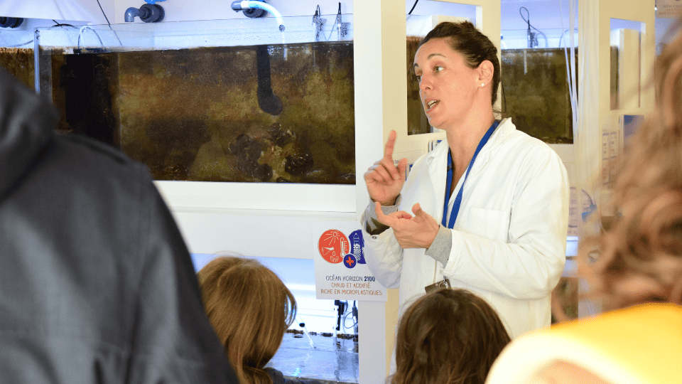 Ika Paul Pont parlant du projet à des visiteurs enfants et adultes
