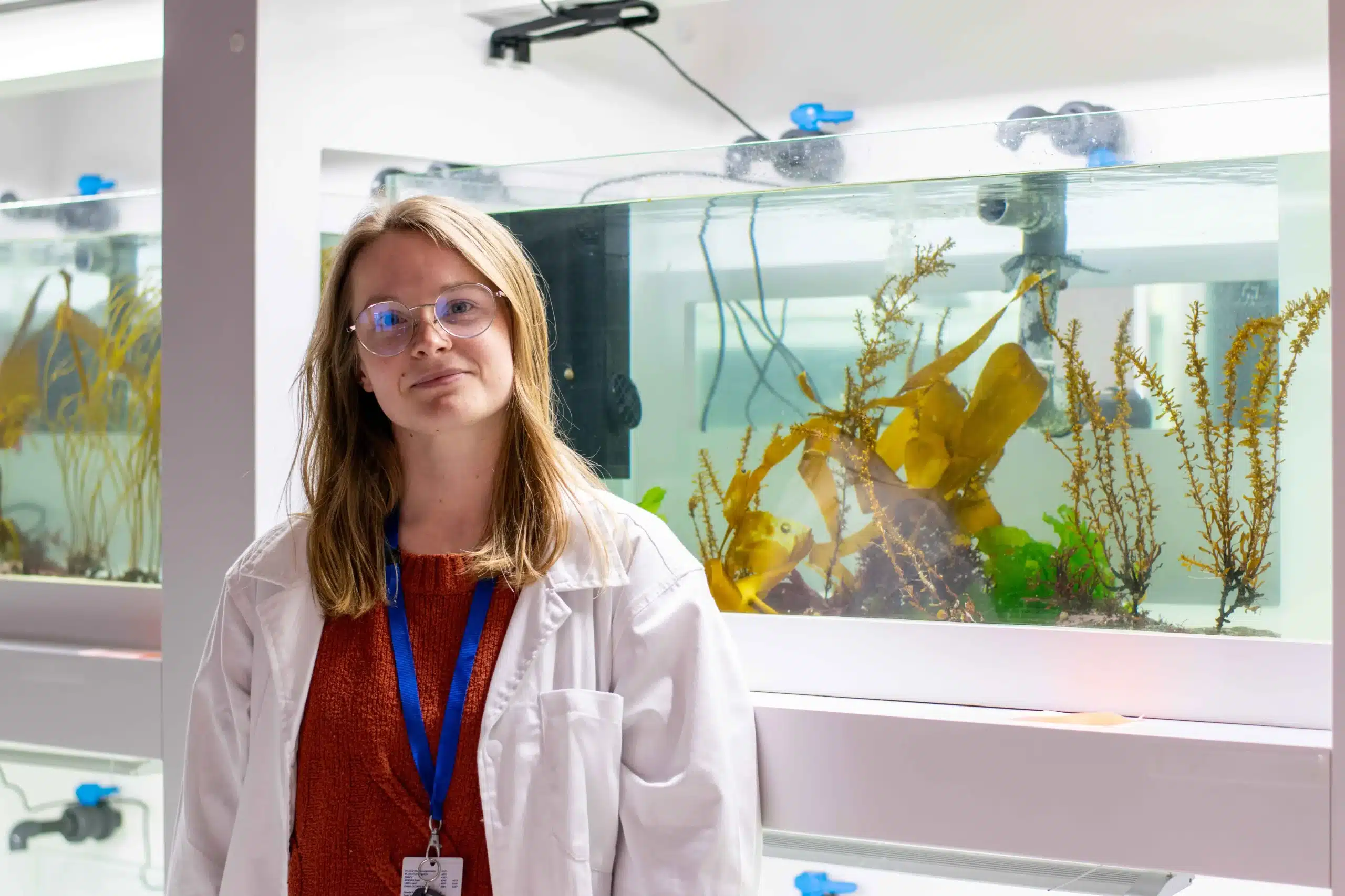 Lucie Lerdou, Ingénieur de recherche à océanolab se tient devant un bassin rempli d'algues
